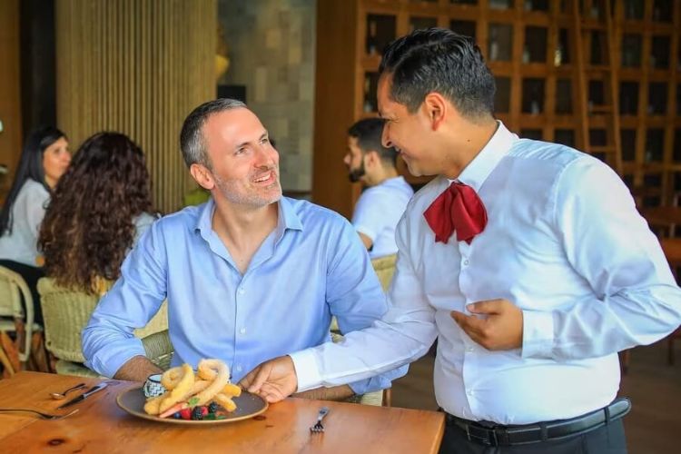 dubai tipping culture restaurants
