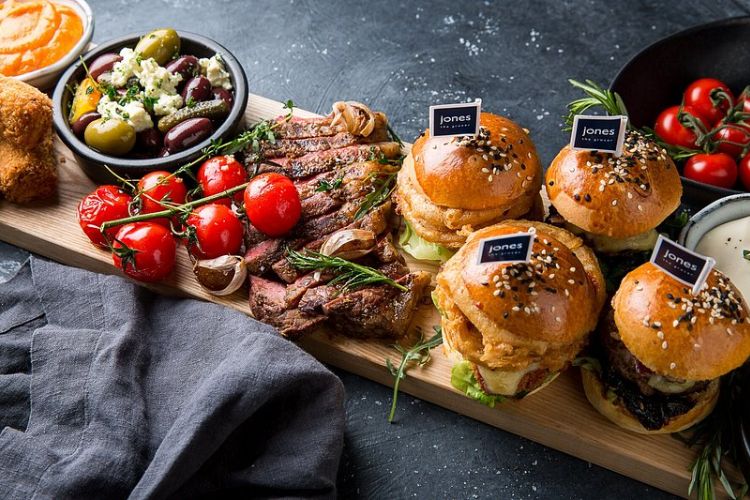 Jones the Grocer, Al Mamoura